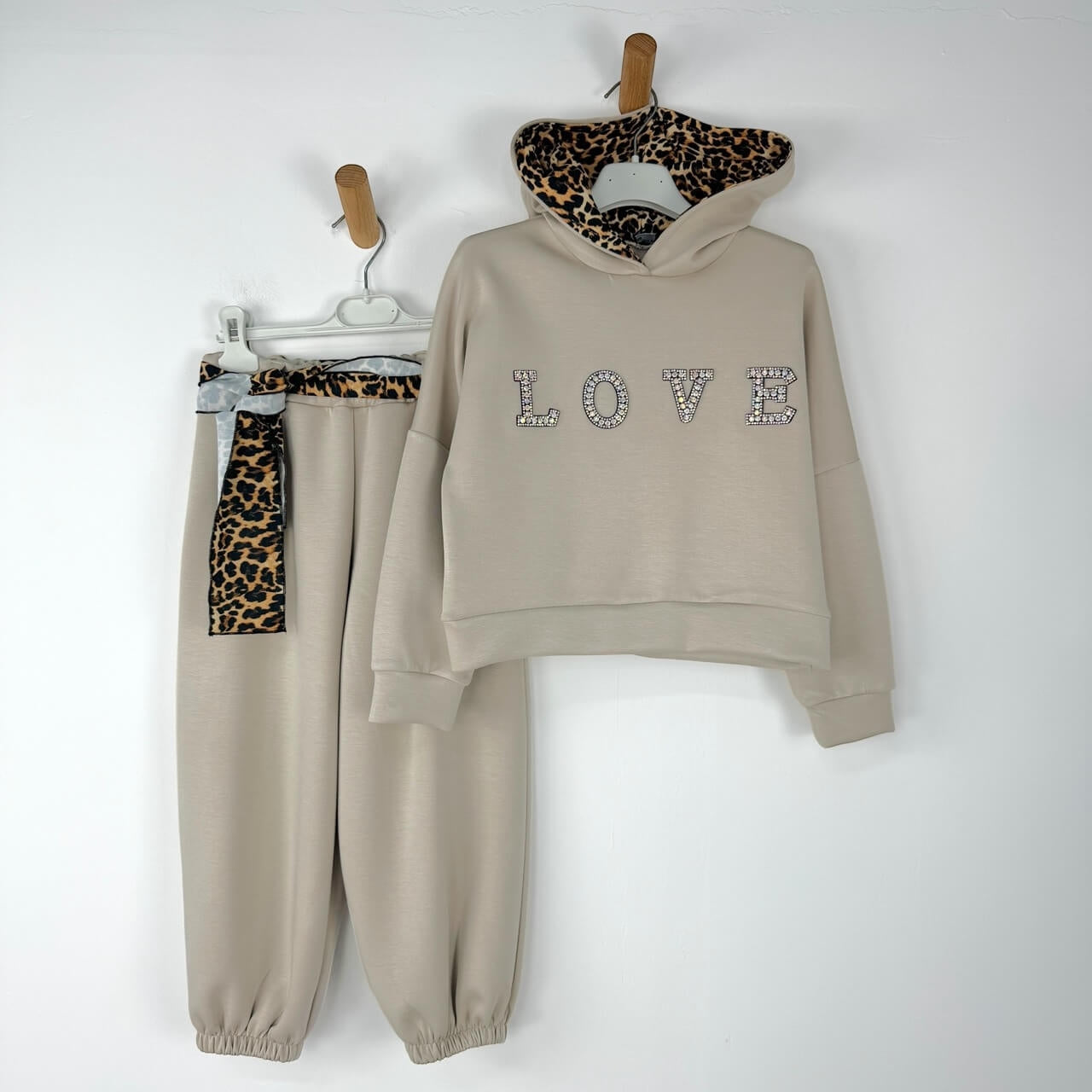 Baby-Trainingsanzug für Mädchen mit Applikationen