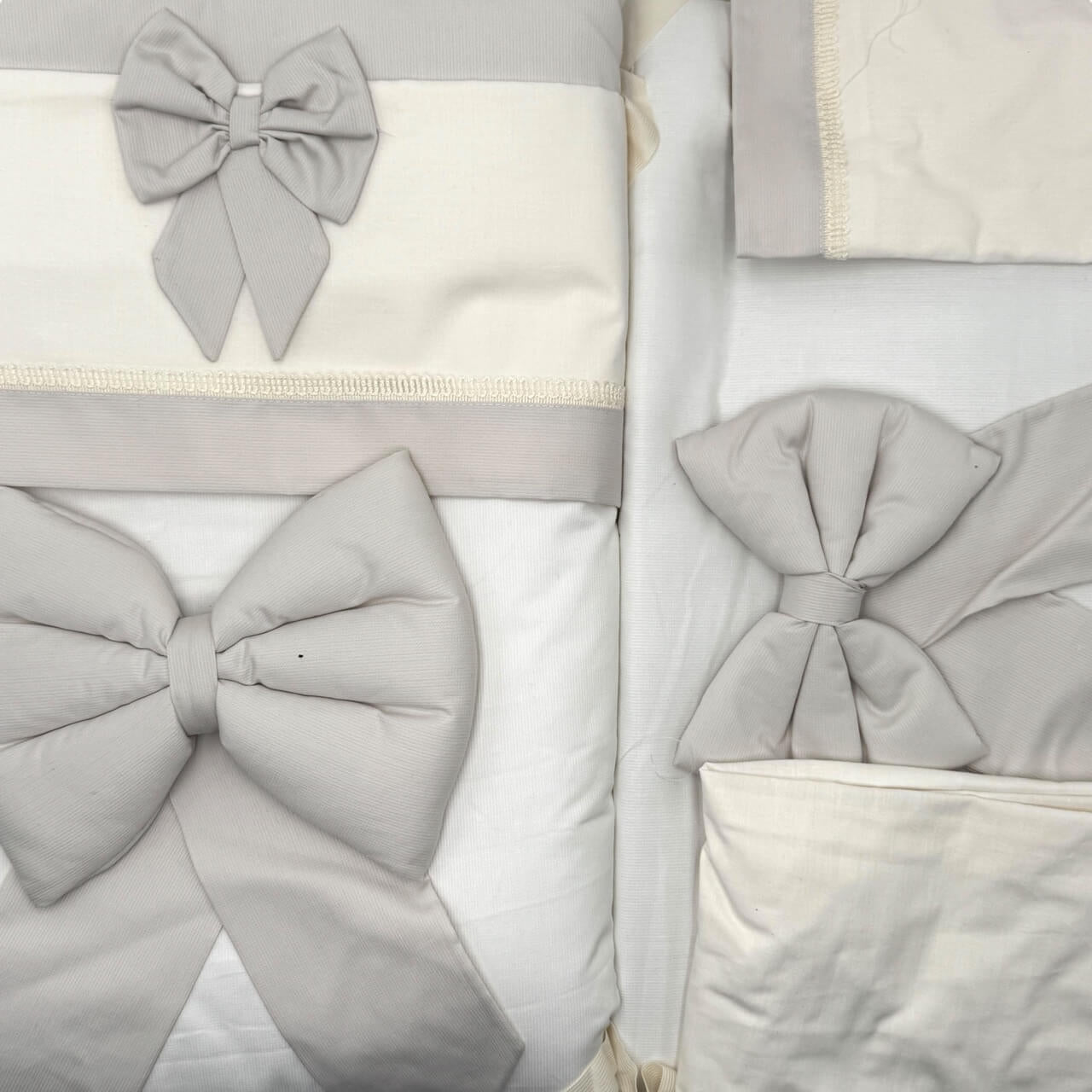 Komplette Bettdecke mit Laken und Nestchen