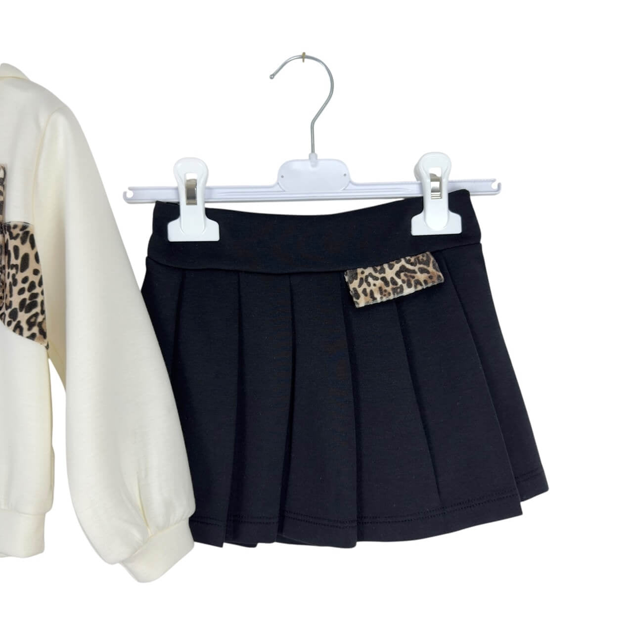 Completo Bambina 2 Pezzi – Felpa con Cappuccio e Gonna a Pieghe