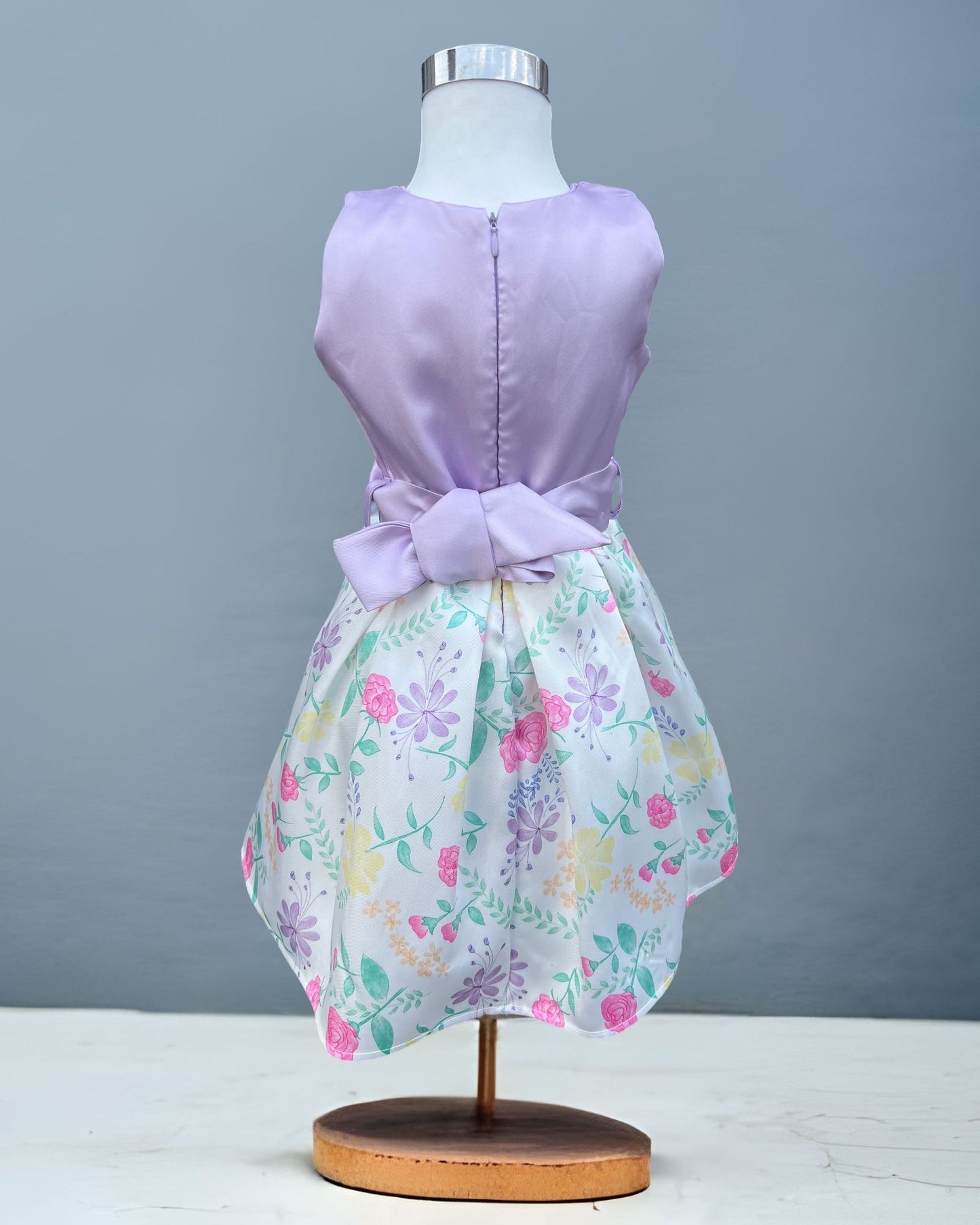 Elegantes Kleid für kleine Mädchen