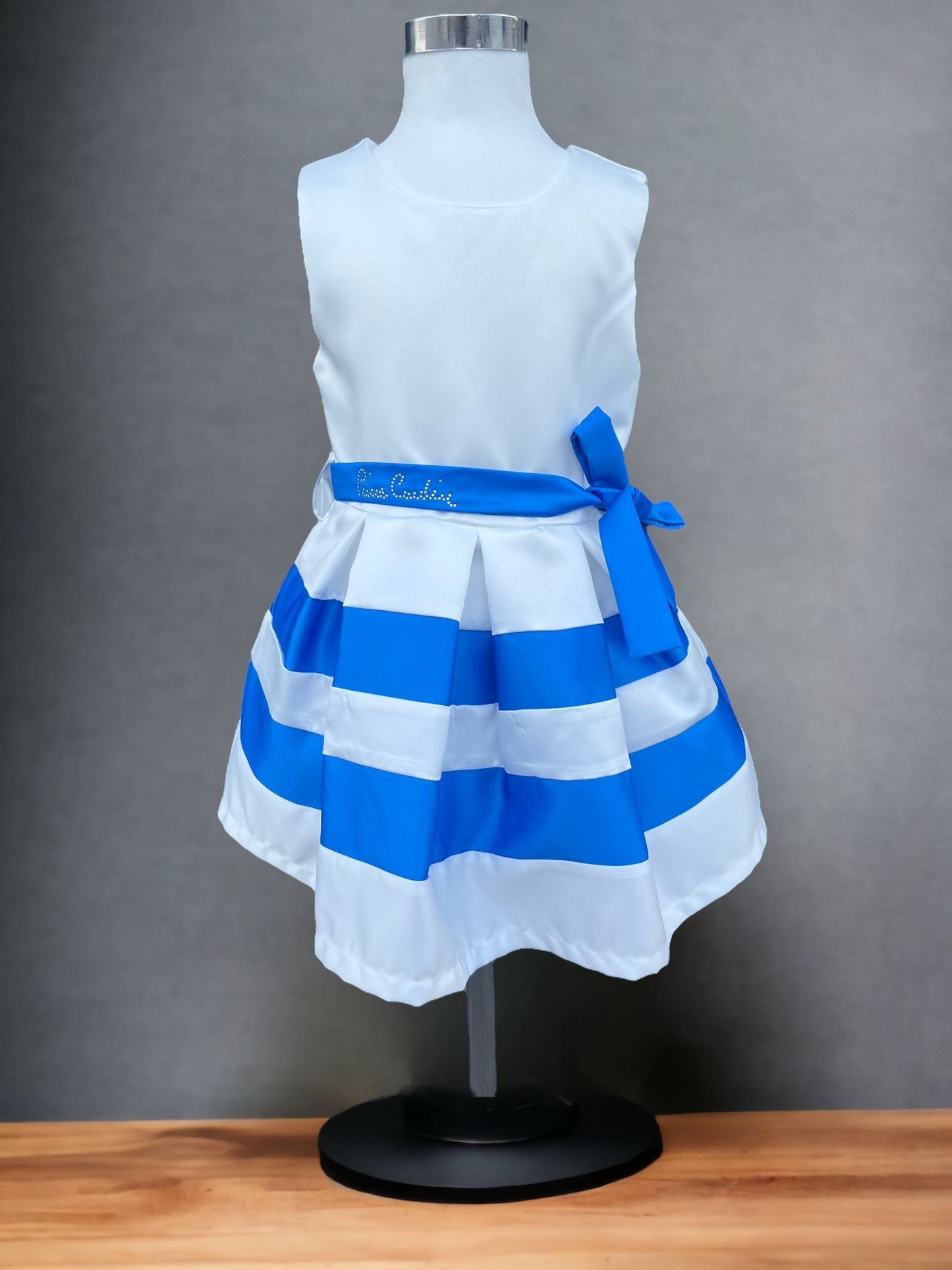 Elegantes Kleid für kleine Mädchen