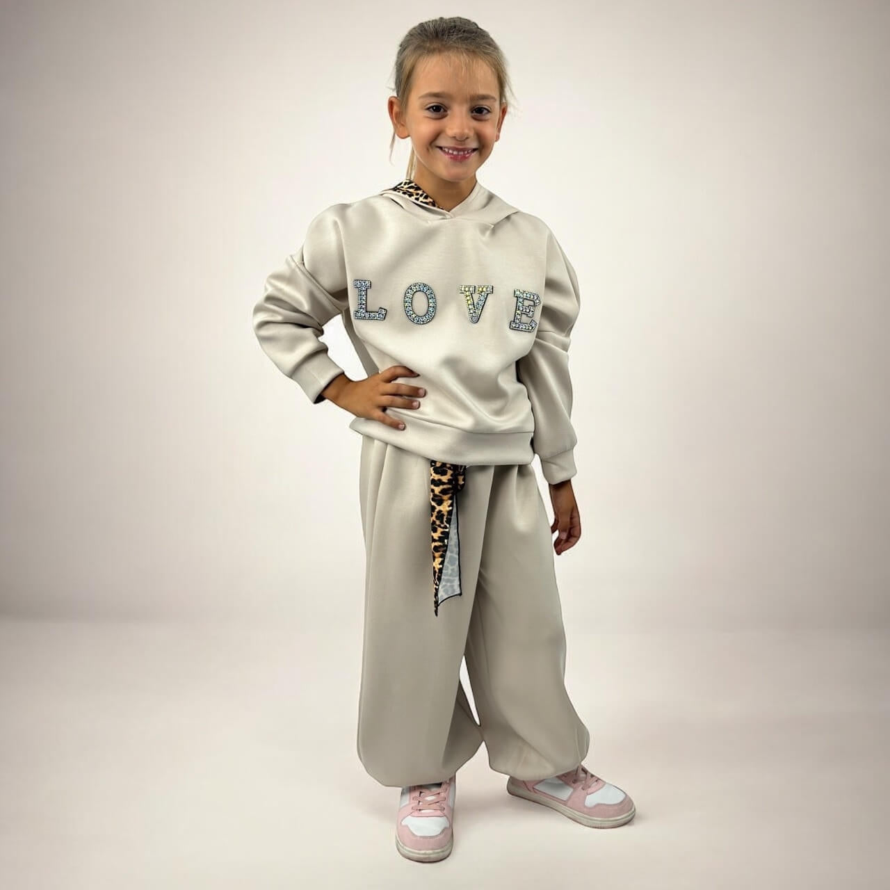 Baby-Trainingsanzug für Mädchen mit Applikationen