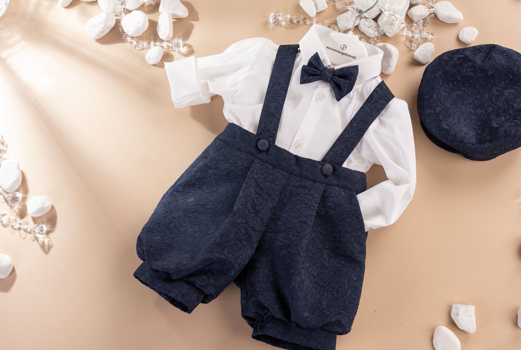 Besticktes Latzkleid aus Satin für Neugeborene