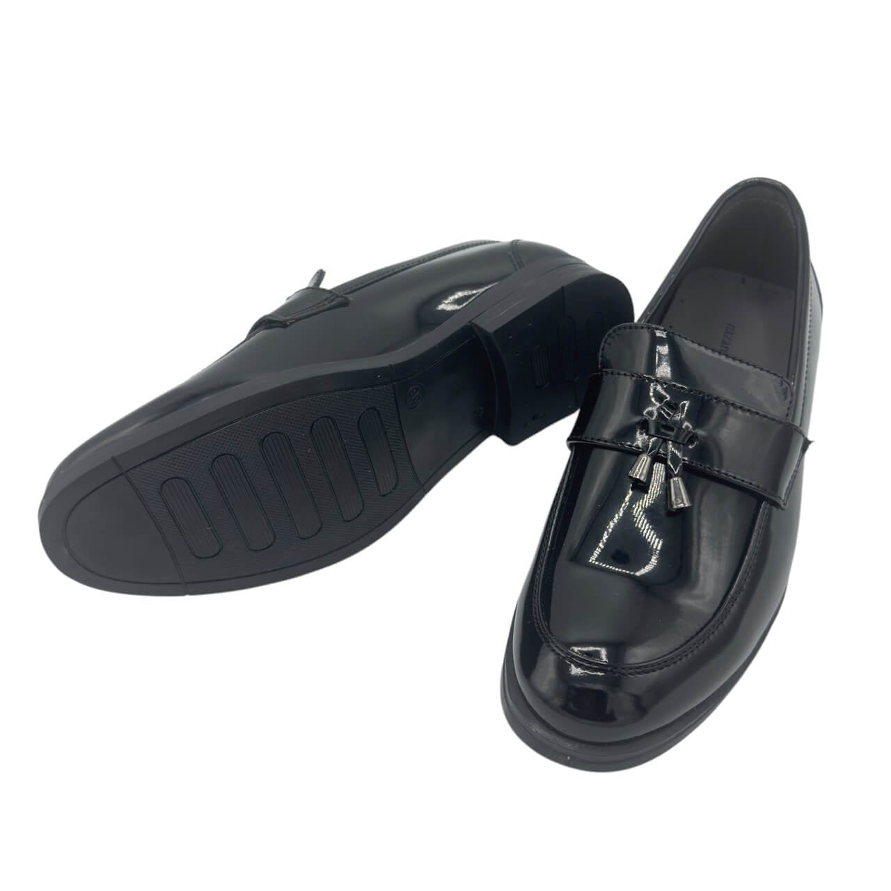 Eleganter schwarzer glänzender Mokassin