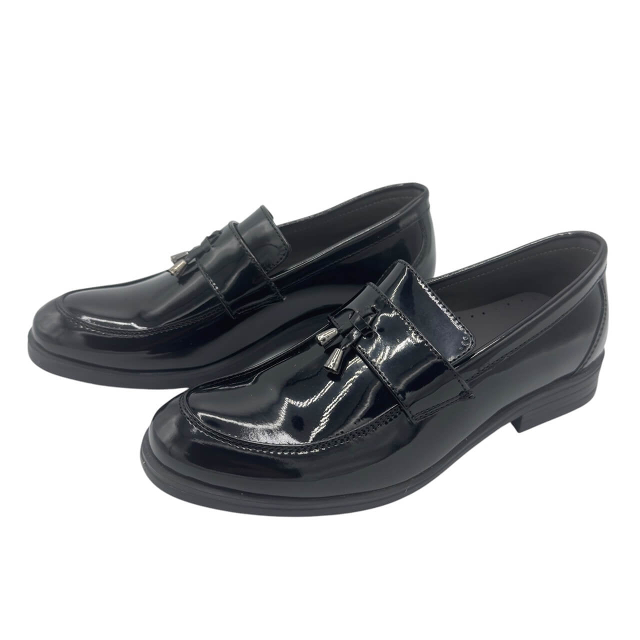 Eleganter schwarzer glänzender Mokassin