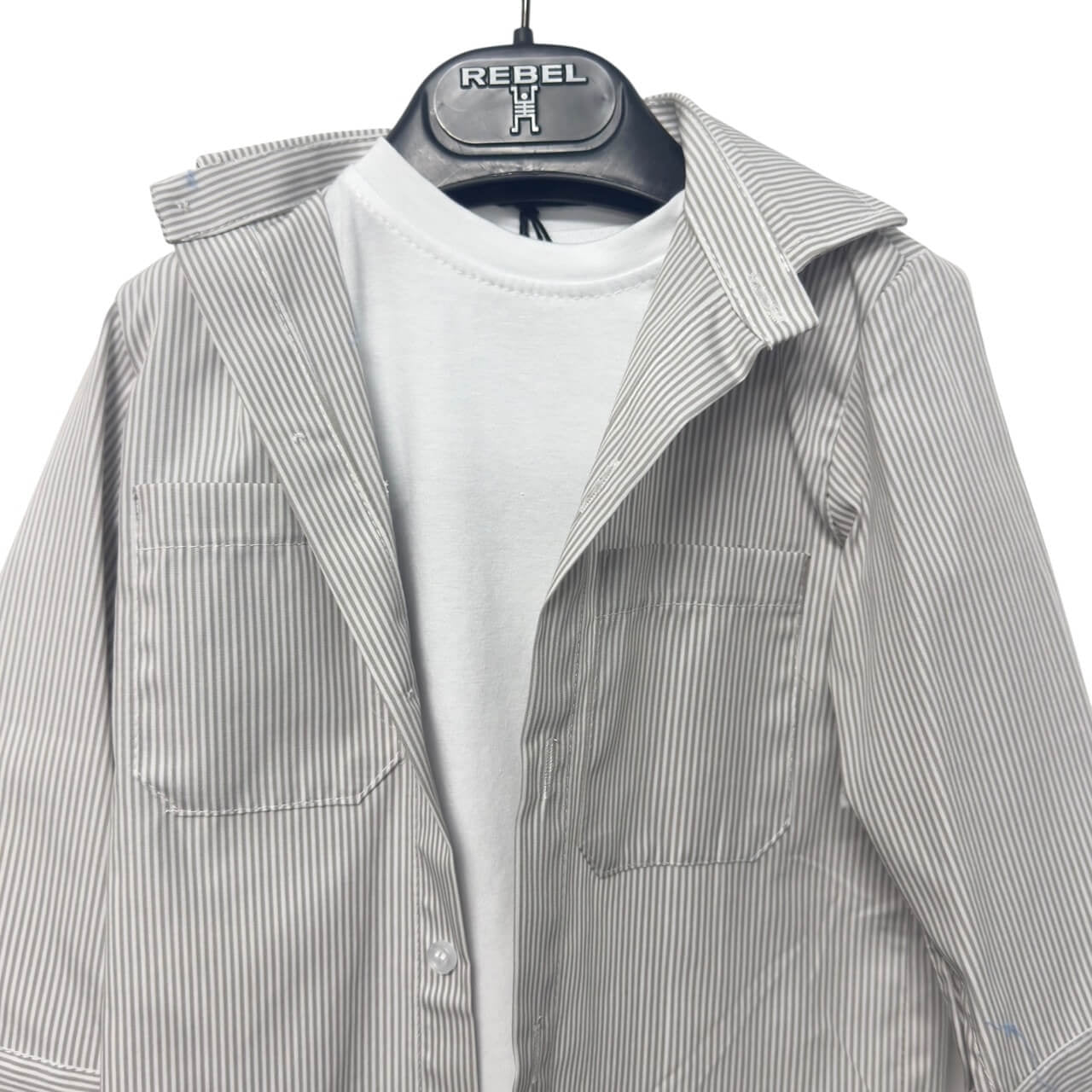 Komplett – Gestreiftes Hemd + Weißes T-Shirt