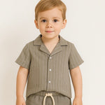 Gestreifter Babyanzug