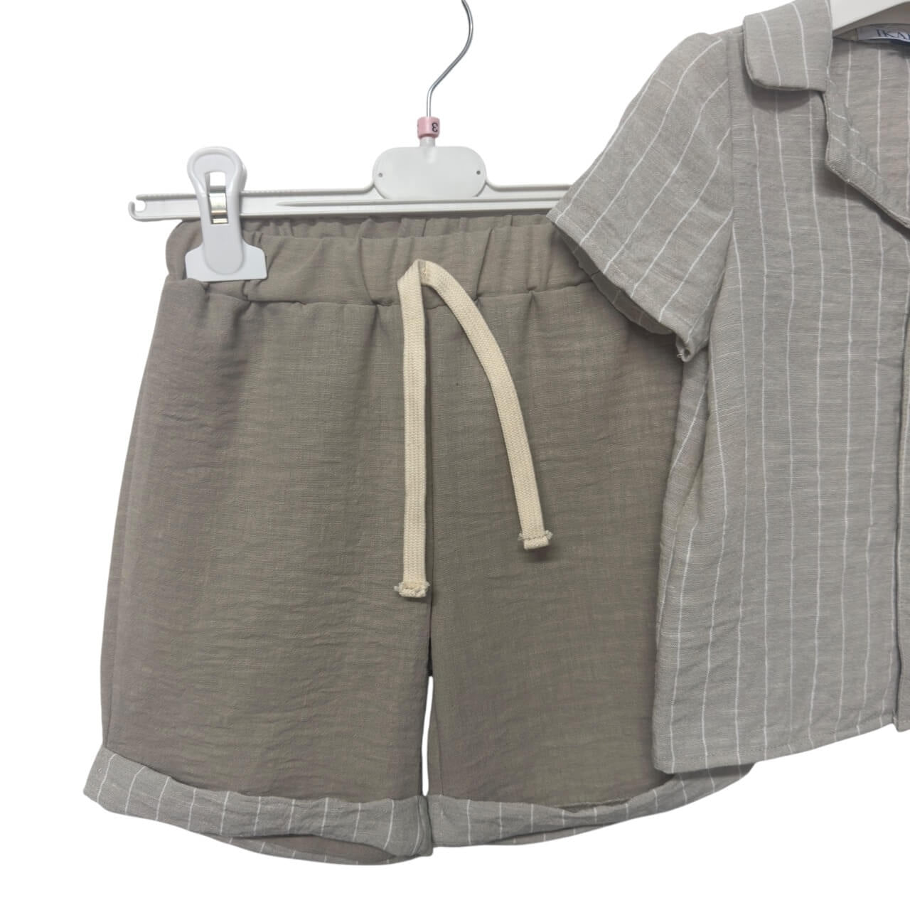 Gestreifter Babyanzug