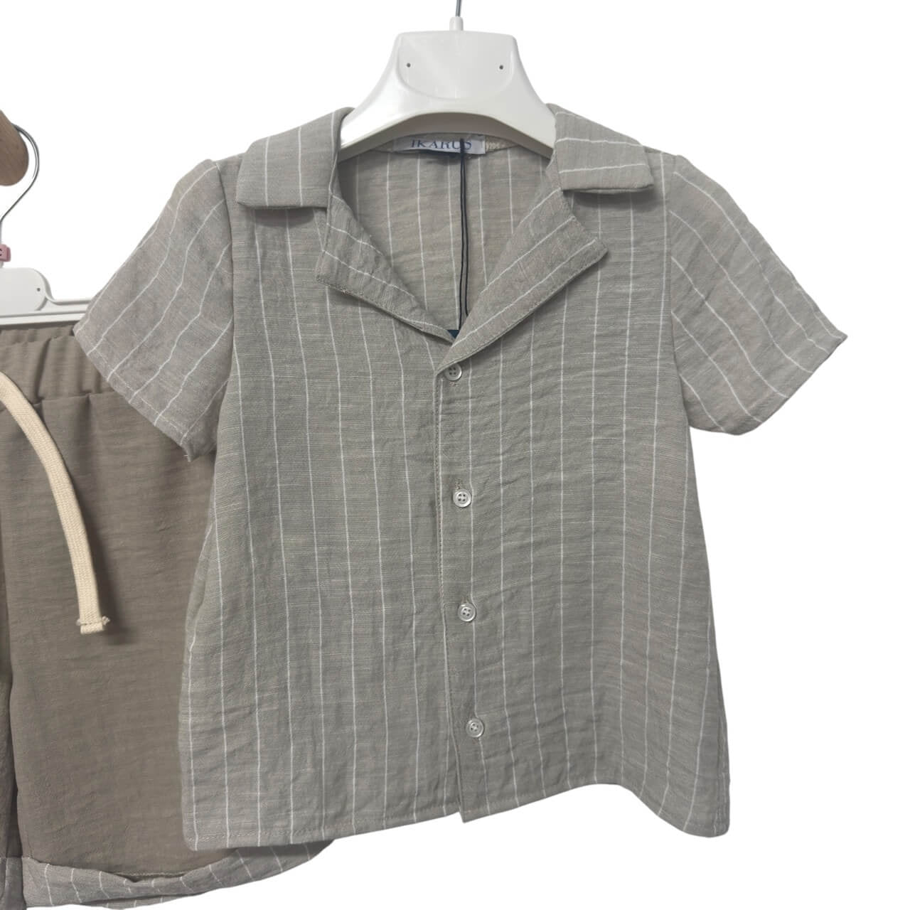 Gestreifter Babyanzug