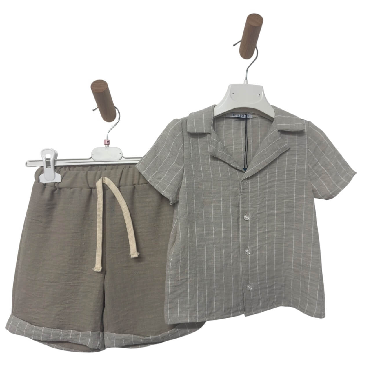 Gestreifter Babyanzug