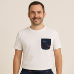 Herren T-Shirt mit bedruckter Tasche – Morms