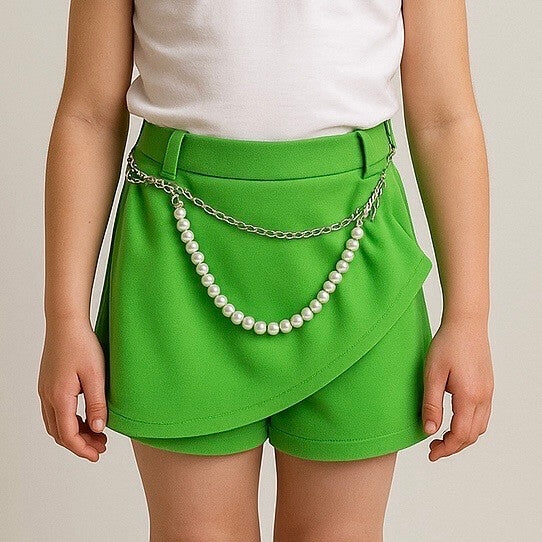 Shorts mit Rockeffekt und Perlen