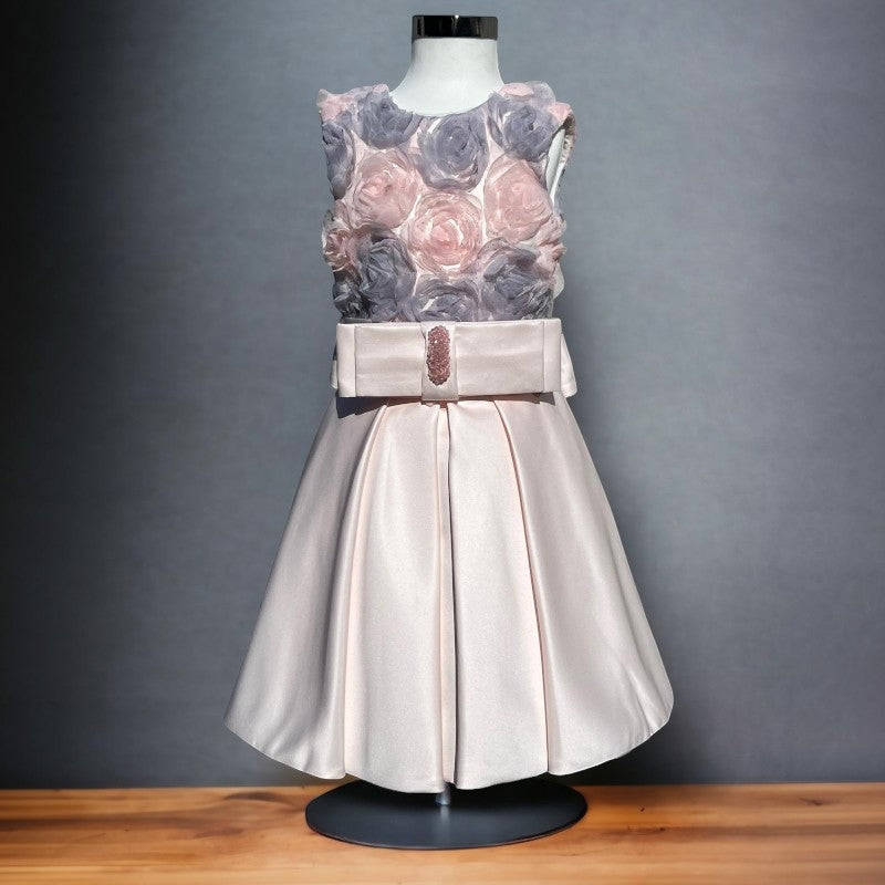 Elegantes Kleid für kleine Mädchen